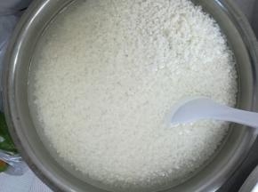 糯米提前用水浸泡3个小时。