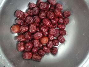 大红枣洗净，不需要浸泡。