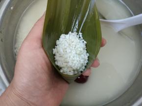 放入一半的米。