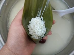 放入一半的米。