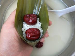 放进两颗红枣。