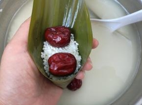 放进两颗红枣。