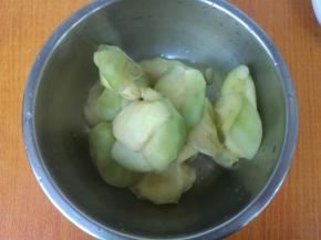 茄子用点力挤去水分。