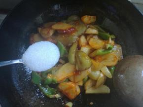 接着放入茄子，煸炒均匀，加入2勺糖翻炒均匀出锅。