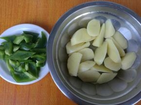 青椒洗净切成块，土豆去皮洗净切成块。