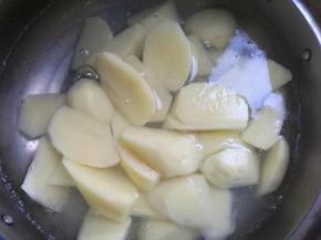 锅做热水烧开，下土豆煮至变色。
