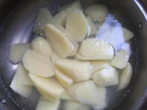 锅做热水烧开，下土豆煮至变色。