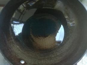 炒锅坐火上，倒入平时炒菜的油量就够了。