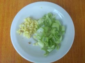 葱姜切碎。