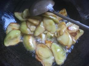 接着下入茄子炸至金黄捞出。