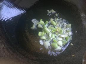 用再放油，底油就够了，下入葱姜碎煸香。