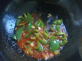 放入2大勺番茄酱炒出亮色，下入青椒块。