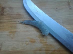 明虾剪去虾枪，虾脚，去虾头、清洗干净，开背。