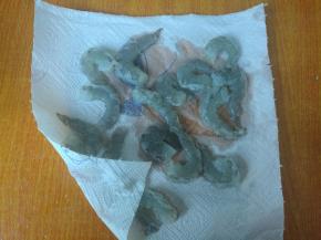 全部清理干净，用厨房纸巾吸干水分。