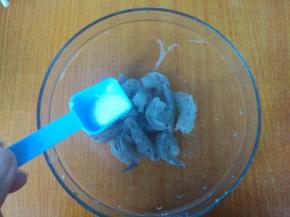 入碗内，加入盐，昆布粉，干淀粉，用手抓匀，腌制10分钟。