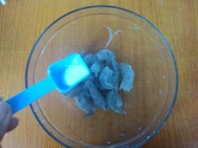 入碗内，加入盐，昆布粉，干淀粉，用手抓匀，腌制10分钟。