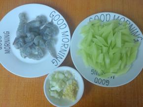 香笋切成菱形小块，葱，姜切碎。