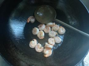 炒锅上火，锅热下油，四成热时下入虾仁滑熟（油温不能过高，会失去虾仁的鲜嫩），盛出待用。