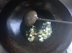 另起锅，倒入少量植物油，下入葱姜末煸炒出香味。