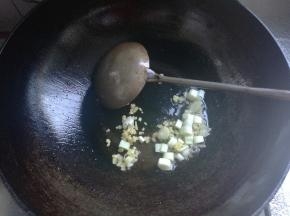 另起锅，倒入少量植物油，下入葱姜末煸炒出香味。
