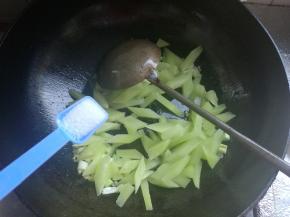 下入香笋，翻炒两下加入盐调味，翻炒均匀。