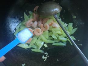 下入虾仁，1小勺糖，翻炒至熟。
