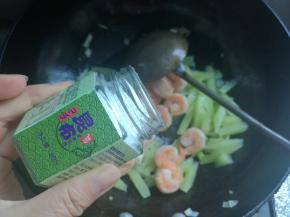 加入昆布粉7克调鲜，起锅装盘。