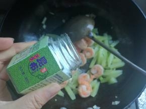 加入昆布粉7克调鲜，起锅装盘。