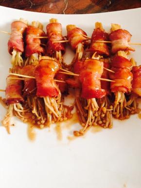 放入调料，使金针菇卷均匀沾上酱汁。起锅装盘。