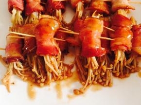 放入调料，使金针菇卷均匀沾上酱汁。起锅装盘。