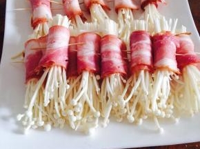 金针菇切掉尾部，培根从中间一切为二。用培根将金针菇卷起，用牙签固定