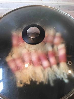 稍微煎软后翻面，煎熟