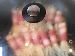 稍微煎软后翻面，煎熟