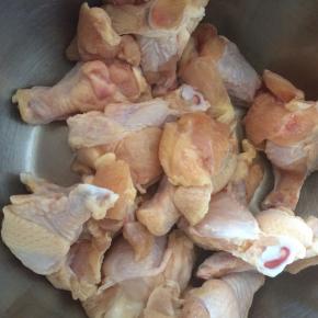 鸡腿清洗干净。