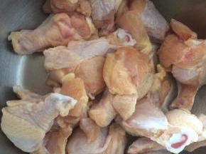 鸡腿清洗干净。