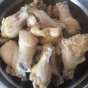 开水焯烫2分钟，捞出，撇去浮沫，清洗干净。