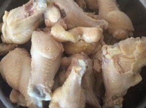 开水焯烫2分钟，捞出，撇去浮沫，清洗干净。