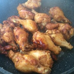 锅内倒入适量食用油，烧热后加入白糖，小火炒至锅内起泡，糖变成褐色。
迅速放入鸡腿，翻炒均匀，使鸡腿都均匀的裹上糖色。