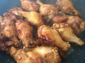 锅内倒入适量食用油，烧热后加入白糖，小火炒至锅内起泡，糖变成褐色。
迅速放入鸡腿，翻炒均匀，使鸡腿都均匀的裹上糖色。
