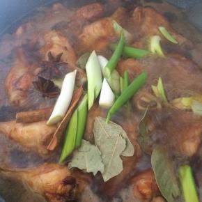 加入葱姜、适量老抽、盐。
加入八角、桂皮、香叶等香料。