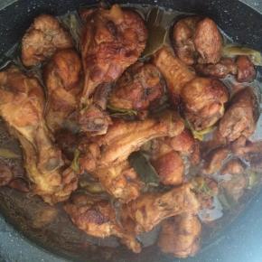 加入适量水，没过鸡腿。大火烧开，小火慢炖约40分钟。