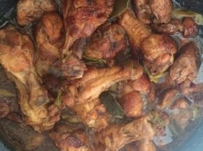 加入适量水，没过鸡腿。大火烧开，小火慢炖约40分钟。