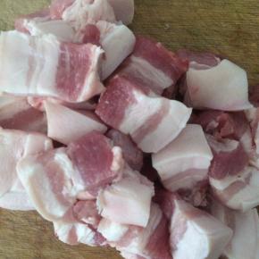 五花肉清洗干净，切成1.5cm左右的小块。