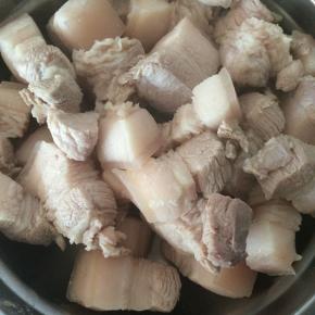 开水里焯烫2分钟，洗去浮沫。