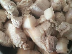 开水里焯烫2分钟，洗去浮沫。