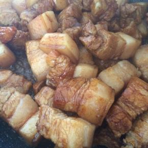 迅速放入肉块，翻炒均匀，使每块肉都均匀的裹上糖色。