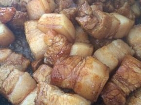 迅速放入肉块，翻炒均匀，使每块肉都均匀的裹上糖色。