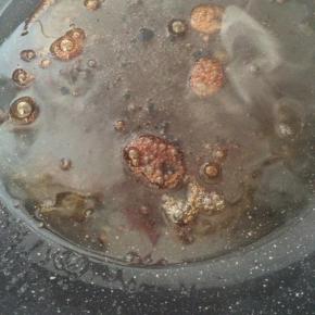 锅内倒入适量食用油，烧热后加入白糖，小火炒至锅内起泡，糖变成褐色。