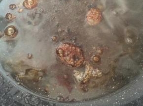 锅内倒入适量食用油，烧热后加入白糖，小火炒至锅内起泡，糖变成褐色。