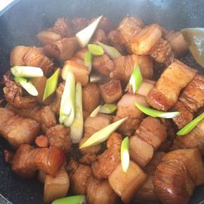 加入葱姜、适量老抽、盐。加入八角、桂皮、香叶等香料。